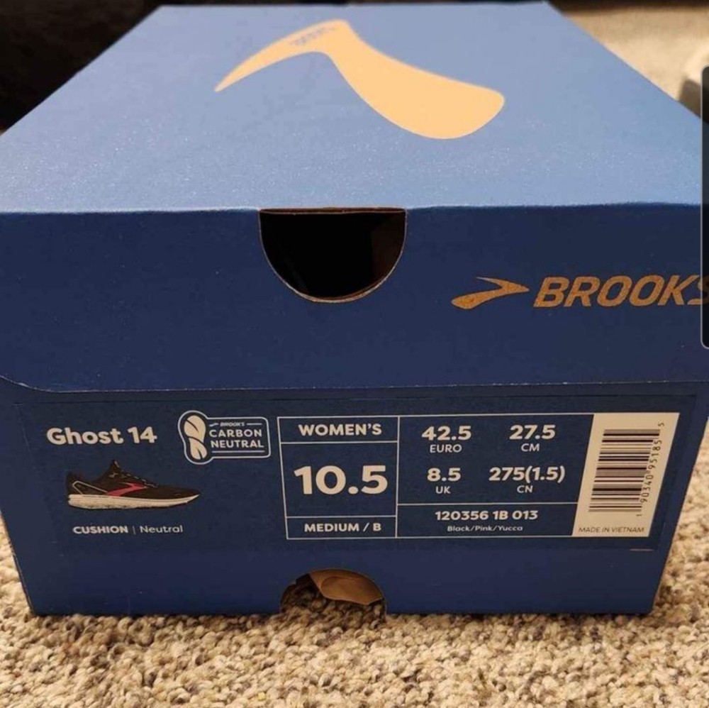 Brand new women's brooks ghost sneaker. Size 10.5